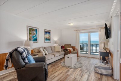 Oceanfront Condo, Stunning Views, Pools, Sleeps 5