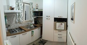 Microonde, forno, piano cottura, lavastoviglie