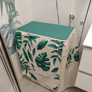 Chuveiro, secador de cabelo, toalhas de banho, sabonete