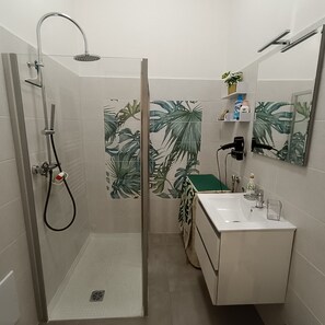 Doccia, asciugacapelli, asciugamani, sapone