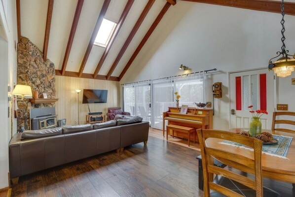 スマートテレビ、暖炉、DVD プレーヤー、書庫