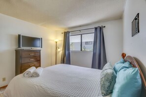 4 bedrooms, free WiFi, bed sheets - Big Bear Cabin w/ Game Room • Mins to Ski & Lake (Big Bear Lake)