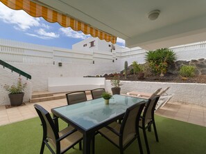 House | Outdoor dining - House in San Agustin Near the Beach (San Bartolomé de Tirajana)