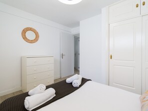 Casa | 2 dormitorios y tabla de planchar con plancha