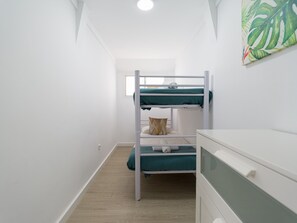 2 chambres, fer et planche à repasser