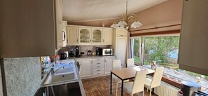 Fridge, microwave, oven, stovetop - Find tranquility and peace in this charming cottage in Lapscheure - Damme. (Damme)