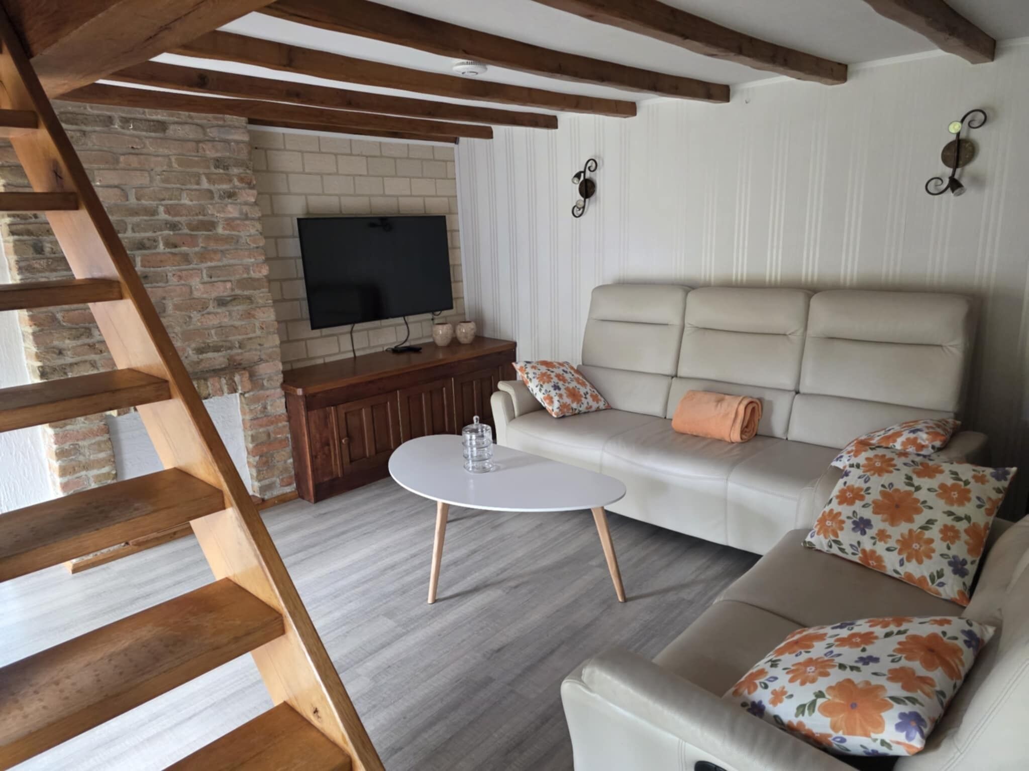 Smart-tv, een open haard en een stereo