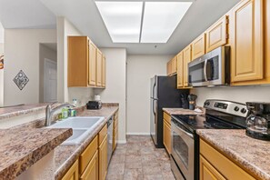 ثلاجة، ميكروويف، فرن، موقد طهي مسطح