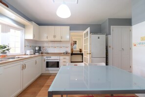 House | Private kitchen - House With Cozy Garden BBQ and Free Parking (Santa Brigida)