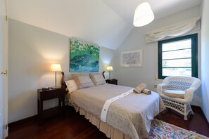 House | 3 bedrooms, iron/ironing board - House With Cozy Garden BBQ and Free Parking (Santa Brigida)