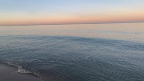 A beach with calm water and a clear sky. - Bel Appartement (Sousse)