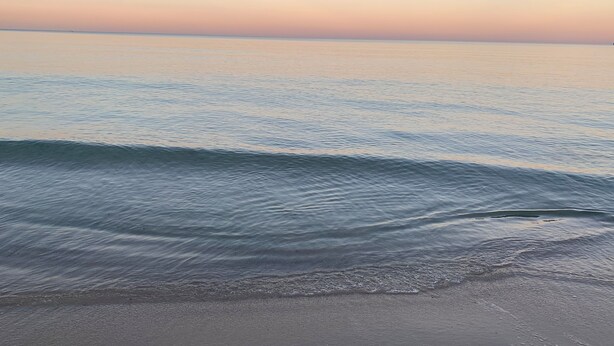 A beach with gentle waves and a clear sky. - Bel Appartement (Sousse)