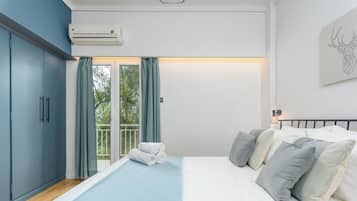 Escritorio, espacio para trabajar con laptop y cortinas blackout