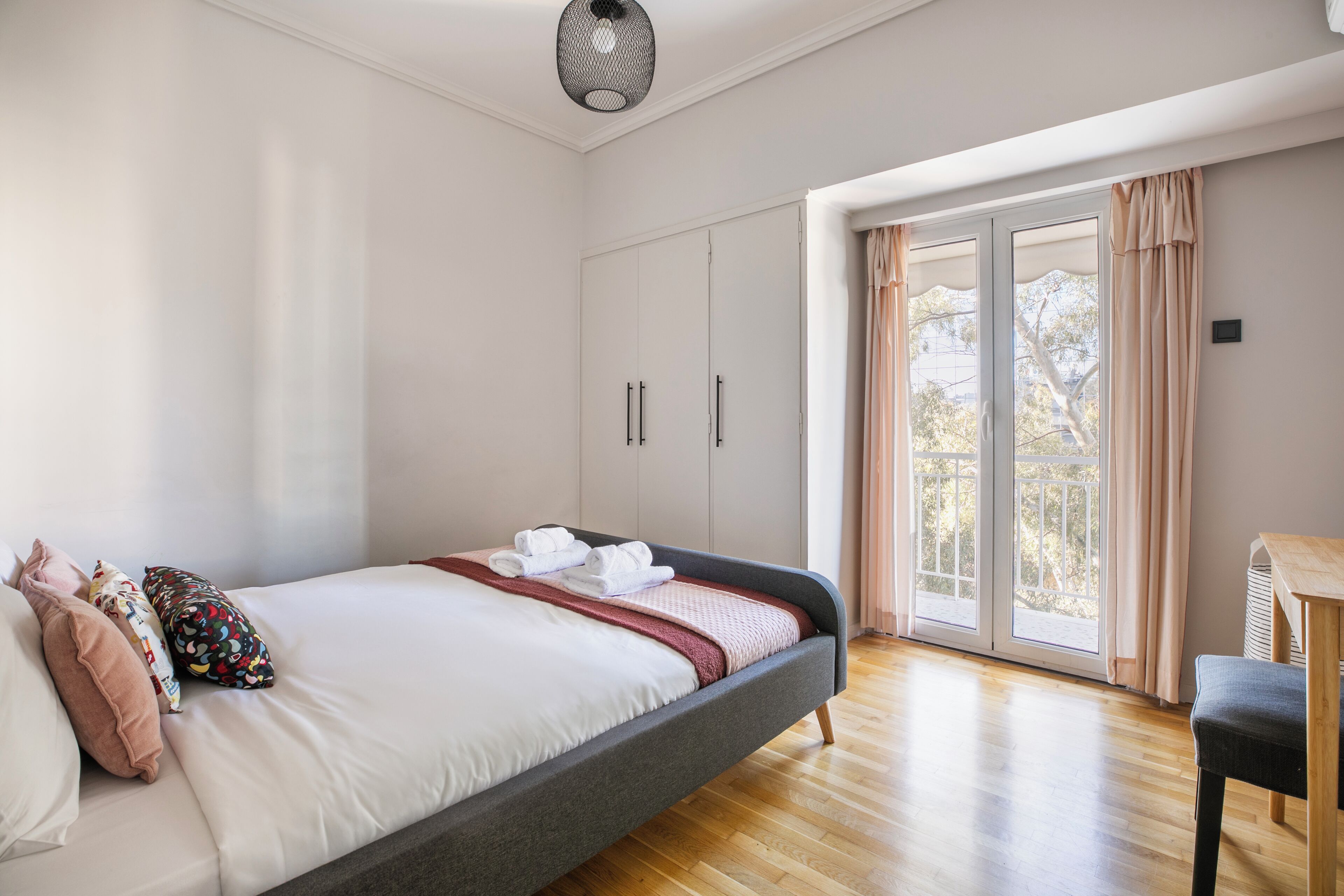 Apartamento, 2 quartos, cozinha, vista para a cidade | Escrivaninha, espaço de trabalho para notebook, cortinas blackout