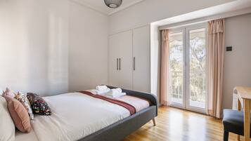 Apartamento, 2 quartos, cozinha, vista para a cidade | Escrivaninha, espaço de trabalho para notebook, cortinas blackout