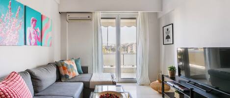 Appartement, 2 chambres, cuisine, vue ville | Salle de séjour | TV connectée de 53 pouces avec chaßnes numériques, services de streaming