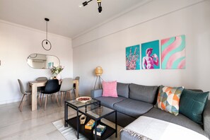 Leilighet, 2 soverom, kjøkken, byutsikt | Oppholdsrom | En 53-tommers smart-TV med digitale kanaler samt strømmetjenester