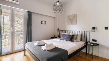 Escritorio, espacio para trabajar con laptop y cortinas blackout