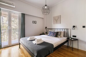 Appartement, 2 chambres, cuisine, vue ville | Bureau, espace de travail pour ordinateur portable, rideaux occultants