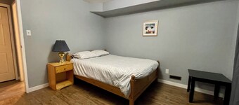 Entire 2-bedroom 1.5 bath townhouse w/ kitchen & laundry near amenities 1700sqft