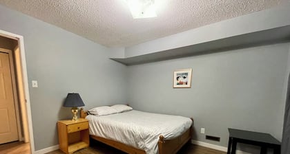 Entire 2-bedroom 1.5 bath townhouse w/ kitchen & laundry near amenities 1700sqft