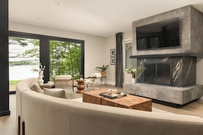 TV connectée, cheminée, livres
