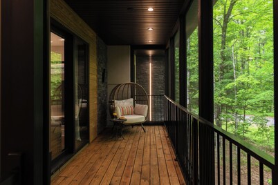 Luxury Lakefront designer-built property in Northwoods! 4 BDR, 10 Beds, 4 Bath