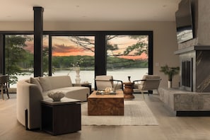 TV connectée, cheminée, livres