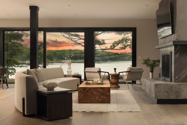 Smart-tv, een open haard en boeken