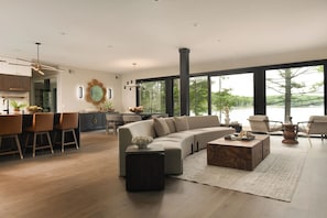 Smart-tv, een open haard en boeken