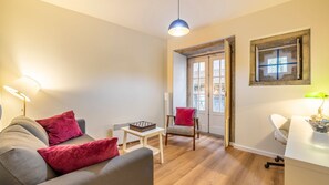 Fernseher, Bücher, Stereoanlage