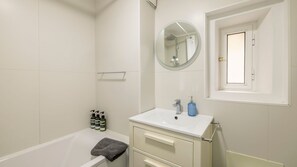 Haartrockner, Handtücher, Seife, Shampoo