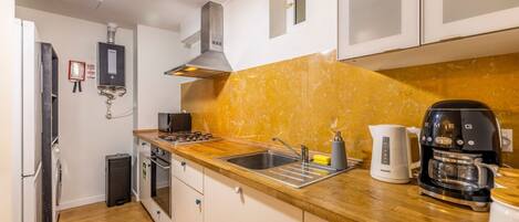 Fridge, microwave, oven, stovetop