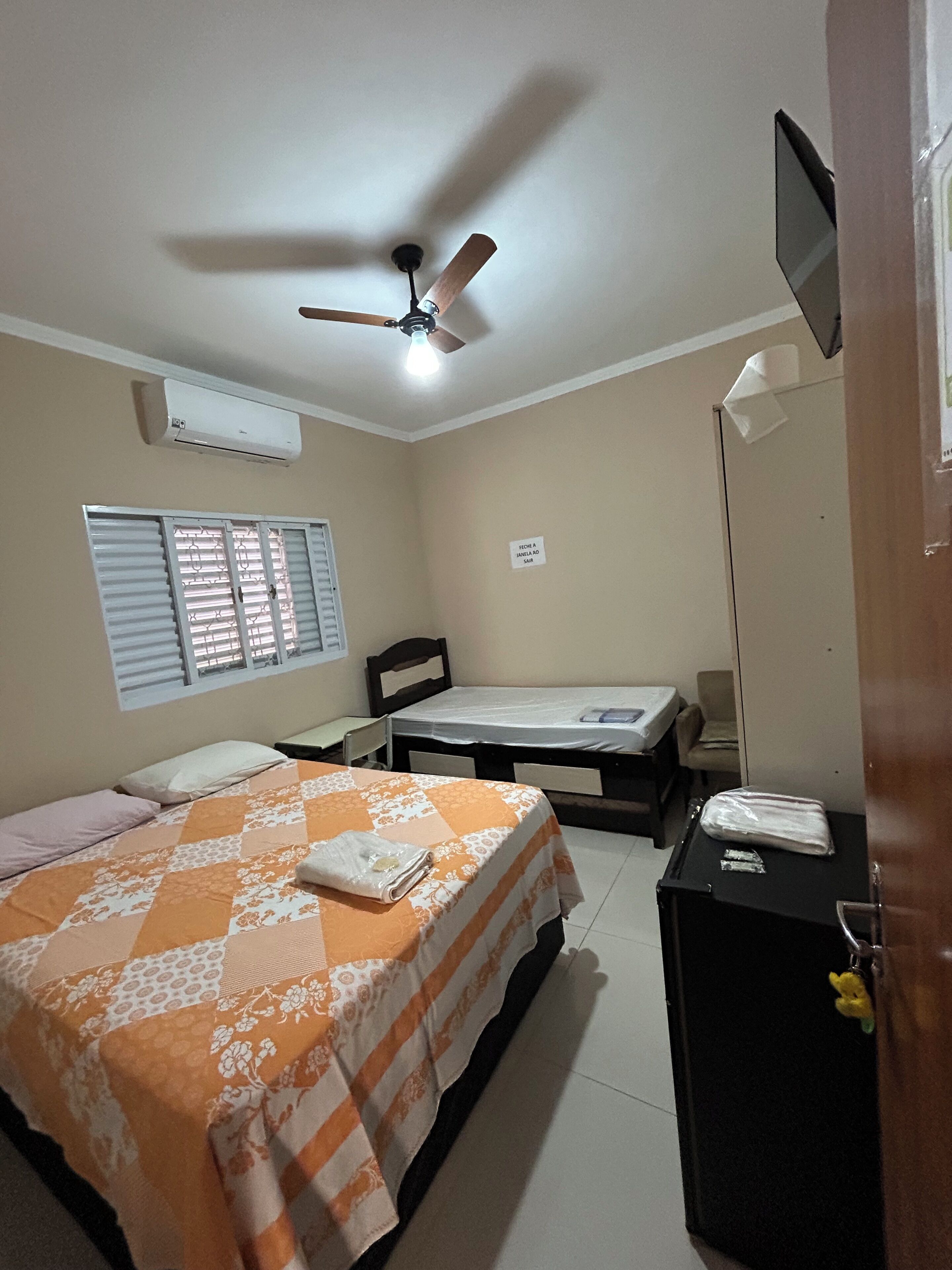 1 habitación, tabla de planchar con plancha, wifi y ropa de cama 
