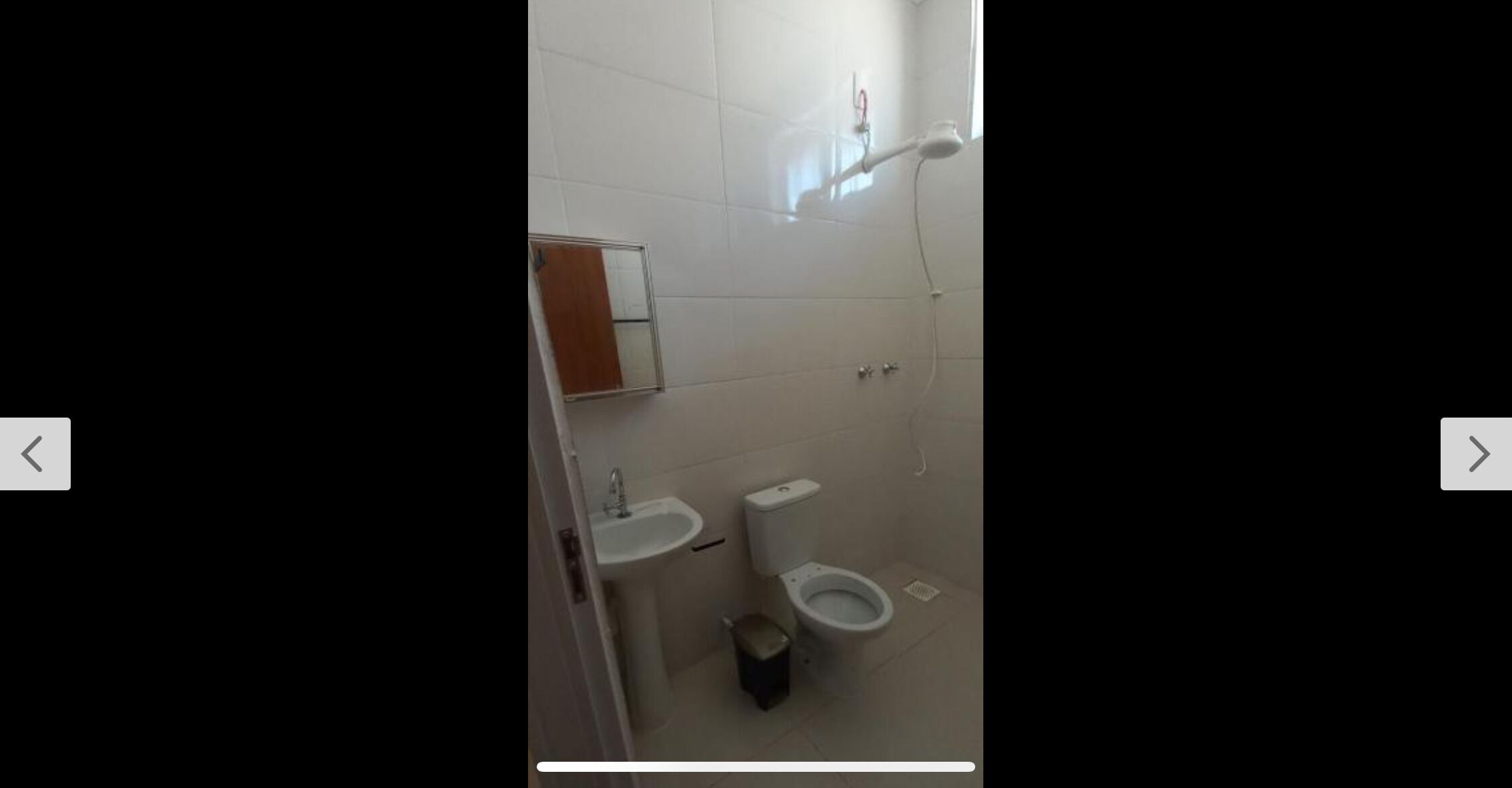 Secadora de cabello, toallas, jabón, papel de baño 
