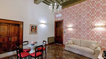 Suite, 2 camere da letto, vista città | Area soggiorno | TV