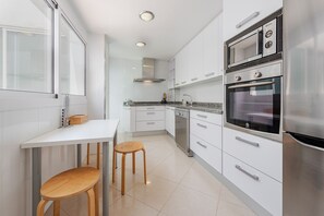 Wasserkocher mit Kaffee-/Teezubehör, Kühlschrank, Mikrowelle, Ofen