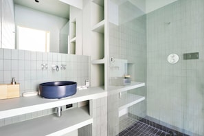 Appartement | Salle de bain | Sèche-cheveux, serviettes fournies, shampoing