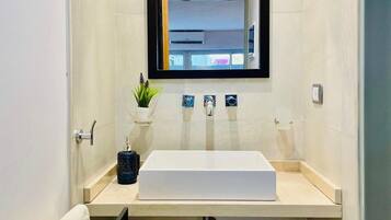 Comfort-Studio | Badezimmer | Kostenlose Toilettenartikel, Haartrockner, Handtücher, Seife