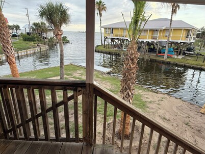 Charming newly renovated 3-bedroom Gulf view house in lovely Horseshoe Beach.