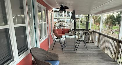 Charming newly renovated 3-bedroom Gulf view house in lovely Horseshoe Beach.
