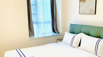 Tabla de planchar con plancha, wifi, ropa de cama