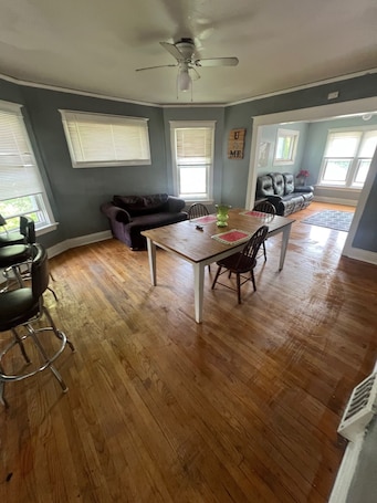 Interior. Charming 2-bedroom apartment in marvelous Blue Island with WiFi