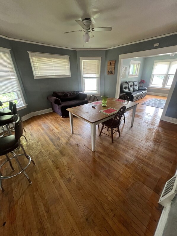 Interior - Charming 2-bedroom apartment in marvelous Blue Island with WiFi (Blue Island)