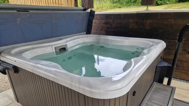 A hot tub with a wooden exterior and a metal frame. - Comfortable gîte with spa and billiards near Beauval zoo (Saint-Aignan)