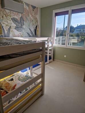 Iron/ironing board, WiFi, bed sheets