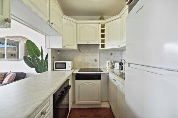 Apartamento | Cozinha privada | Geladeira, micro-ondas, fogão, cooktop