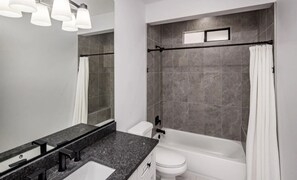 Regadera, secadora de cabello, toallas, jabón 