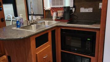 Refrigerador, microondas, parrilla de estufa y cafetera y tetera