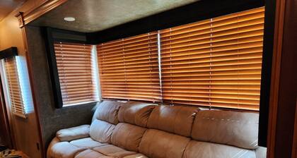 Riverside 2-bedroom Camper with AC and WiFi. Boat ramp available.